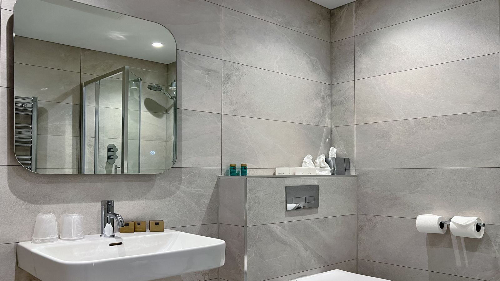 BATHROOM 2 SUP DLX